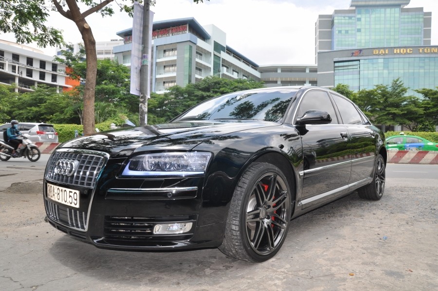 Phiên bản đậm chất thể thao của mẫu  xe sang Audi A8 vốn đã hiếm nay còn độc lạ hơn với gói độ nâng cấp làm mới cả nội ngoại thất đính kèm logo S8 xuất hiện ấn tượng trên đường phố Việt Nam.